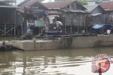 Sebuah kapal pengeruk milik Pemko Banjarmasin melakukan pengerukan di Sungai Pangeran, Banjarmasin Utara, Sabtu (7/11). Pengerukan tersebut merupakan program dinas terkait untuk menormalisasi sejumlah sungai di kota Banjarmasin yang berjuluk \