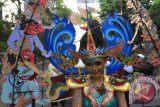 Peserta mengikuti kirab wayang bertajuk Semar Sang Pamomong di Jalan Slamet Riyadi Solo, Jawa Tengah, Jumat, (6/11). Acara tersebut digelar dalam rangka memperingati pengakuan UNESCO atas wayang Indonesia sebagai Warisan Budaya Nonbenda Umat Manusia. ANTARA FOTO/Maulana Surya/aww/15.