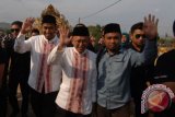 Pasangan calon Bupati/Wakil Bupati Sumenep, A. Busyro Karim-Achmad Fauzi menyapa warga saat kampanye terbuka di lapangan desa Bakeong, Guluk-Guluk, Sumenep, Jatim, Minggu (8/10). Pilbup Sumenep yang akan digelar dalam pilkada serentak tanggal 9 Desember 2015, diikuti dua pasang calon. Antara Jatim/Saiful Bahri/zk/15