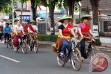 Sejumlah mahasiswa asing mengikuti Kirab Sepeda Onthel Nusantara yang digelar Universitas Jember, Jawa Timur, Minggu (8/11). Sebanyak 3.000 penggemar sepeda tua tersebut memeriahkan Festival Singkong di Kampus Tegalboto Universitas Jember.Foto Antara Jatim/ Zumrotun Solichah/15