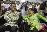 Menteri Pertanian, Andi Amran Sulaiman (kiri) berbicara dengan Ketua Umum PKB, Muhaimin Iskandar (kanan) sebelum tampil sebagai pembicara pada  Seminar Nasional bertajuk Peluang dan Tantangan Petani Indonesia Dalam Menyambut Masyarakat Ekonomi Asia (MEA) di Fakultas Ekonomi Universitas Syiah Kuala, Banda Aceh, Selasa (10/11). Dalam seminar itu, Menteri Pertanian mengharapkan  Aceh yang memiliki sumberdaya alam yang melimpah mampu menjadi swasembada pangan setelah pemerintah menambahkan anggaran sektor pertanian dari Rp400 miliar tahun 2014 menjadi Rp1 trilun tahun 2015  untuk pengadaan mesin traktor, pupuk, bibit dan biaya operasional petani  lainnya. ACEH.ANTARANEWS.COM/Ampelsa/15