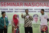 Menteri Pertanian, Andi Amran Sulaiman (kedua kanan) didampingi mahasiswa memberikan penjelasan saat tampil sebagai pembicara pada  Seminar Nasional bertajuk Peluang dan Tantangan Petani Indonesia Dalam Menyambut Masyarakat Ekonomi Asia (MEA) di Fakultas Ekonomi Universitas Syiah Kuala, Banda Aceh, Selasa (10/11). Dalam seminar itu, Menteri Pertanian mengharapkan  Aceh yang memiliki sumberdaya alam yang melimpah mampu menjadi swasembada pangan setelah pemerintah menambahkan anggaran sektor pertanian dari Rp400 miliar tahun 2014 menjadi Rp1 trilun tahun 2015  untuk pengadaan mesin traktor, pupuk, bibit dan biaya operasional petani  lainnya. ACEH.ANTARANEWS.COM/Ampelsa/15