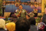 Panglima TNI Jenderal TNI Gatot Nurmantyo memberikan kuliah umum kepada para mahasiswa di Universitas Airlangga Surabaya, Jawa Timur, Rabu (11/11). Kuliah umum yang dihadiri ratusan mahasiswa-mahasiswi tersebut bertajuk Kuliah Umum Jati Diri Kebangsaan. Antara Jatim/Didik Suhartono/zk/15.