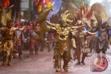 Seniman mengenakan kostum karakter tokoh game Final Fantasy dalam Lomba dan Parade Kostum di Gondanglegi, Malang, Jawa Timur, Rabu (11/11). Kegiatan tersebut merupakan upaya memberi wadah bagi peserta yang terdiri dari para desainer dan seniman muda agar lebih kreatif dan berani menunjukkan karyanya. Antara Jatim/Ari Bowo Sucipto/zk/15.