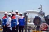 Presiden Joko Widodo menombol mesin pompa yang menandai pendistribusian premium hasil pengolahan PT. Trans-Pacific Petrochemical Indotama (TPPI) di Desa Remen, Kecamatan Jenu, Kabupaten Tuban, Jawa Timur, Rabu (11/11). Pada kesempatan itu, Presiden Jokowi menyatakan Pemerintah akan mendorong PT. TPPI yang mampu memproduksi premium 1,6 juta barel per bulan dengan bahan kondensat, akan menjadi pusat industri petrokimia di Indonesia. Antara Jatim/Slamet Agus Sudarmojo/zk/15.
 