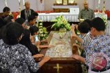 Umat Katolik melihat jenazah Uskup Agung Semarang Mgr Johannes Maria Pujasumarta saat disemayamkan di Gereja Katedral Semarang, Jateng, Rabu (11/11). Uskup Agung Semarang Mgr Johannes Maria Pujasumarta meninggal dunia pada Selasa (10/11) malam sekitar pukul 23.35 WIB di Rumah Sakit Elisabeth Semarang dan rencananya akan dimakamkan di Kompleks Seminari Tinggi Santo Paulus, Kentungan, Yogyakarta, pada Jumat (13/11). ANTARA FOTO/R. Rekotomo/wdy/15.