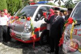 Gubernur Aceh, Zaini Abdullah menggunting pita saat peluncuran  Ambulan Gawat Darurat Layanan Gratis pada peringatan Hari Kesehatan Nasional di Banda Aceh, Kamis (12/11). Pemerintah Aceh menyediakan sebanyak enam unit mobil  Ambulan Gawat Darurat yang memberikan pelayanan kepada masyarakat secara gratis. ACEH.ANTARANEWS.COM/Ampelsa/15