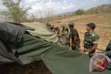 Anggota Kodim 0826 mendirikan tenda darurat di desa Bajur, Waru, Pamekasan, Jatim, Kamis (12/11). Bantuan tenda darurat Kodim setempat tersebut guna menampung warga yang rumahnya ambruk akibat dihempas angin puting beliuang, Selasa (10/11) lalu. Antara Jatim/Foto/Saiful Bahri/ZK/15