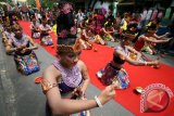 Sejumlah pemudi menari pada ritual sedekah bumi di Desa Sukorejo, Kabupaten Kediri, Jawa Timur, Kamis (12/11). Sedekah Bumi menjelang berakhirnya bulan Suro (penanggalan Jawa) tersebut  merupakan tradisi turun temurun sebagai tolak bala sekaligus perwujudan rasa syukur atas rejeki yang berlimpah kepada yang kuasa. Antara Jatim/Prasetia Fauzani/zk/15