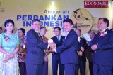 Bank Kalbar kembali memboyong penghargaan dalam Anugerah Perbankan Indonesia 2015 (APBI 2015) yang diselenggarakan oleh Majalah Economic Review dan Perbanas Institute di Balai Kartini, Jakarta (05/11). Bank Kalbar berhasil mendapatkan Peringkat 2 untuk bidang Risk Management dan Peringkat 3 untuk bidang Finance (Value Creation) dan Marketing dalam kategori Bank Umum Kelompok Usaha (BUKU) II Aset Rp10 - 25 Triliun.(Foto Rudi)