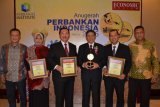 Bank Kalbar kembali memboyong penghargaan dalam Anugerah Perbankan Indonesia 2015 (APBI 2015) yang diselenggarakan oleh Majalah Economic Review dan Perbanas Institute di Balai Kartini, Jakarta (05/11). Bank Kalbar berhasil mendapatkan Peringkat 2 untuk bidang Risk Management dan Peringkat 3 untuk bidang Finance (Value Creation) dan Marketing dalam kategori Bank Umum Kelompok Usaha (BUKU) II Aset Rp10 - 25 Triliun.(Foto Rudi)