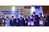 Bank Kalbar kembali memboyong penghargaan dalam Anugerah Perbankan Indonesia 2015 (APBI 2015) yang diselenggarakan oleh Majalah Economic Review dan Perbanas Institute di Balai Kartini, Jakarta (05/11). Bank Kalbar berhasil mendapatkan Peringkat 2 untuk bidang Risk Management dan Peringkat 3 untuk bidang Finance (Value Creation) dan Marketing dalam kategori Bank Umum Kelompok Usaha (BUKU) II Aset Rp10 - 25 Triliun.(Foto Rudi)