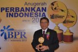 Bank Kalbar kembali memboyong penghargaan dalam Anugerah Perbankan Indonesia 2015 (APBI 2015) yang diselenggarakan oleh Majalah Economic Review dan Perbanas Institute di Balai Kartini, Jakarta (05/11). Bank Kalbar berhasil mendapatkan Peringkat 2 untuk bidang Risk Management dan Peringkat 3 untuk bidang Finance (Value Creation) dan Marketing dalam kategori Bank Umum Kelompok Usaha (BUKU) II Aset Rp10-25 Triliun.(Foto Rudi)