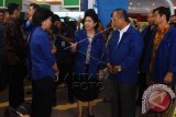 Menteri Kesehatan Nila F Moeloek (tengah) bersama Menristek Dikti Mohamad Nasir (kedua kanan) meninjau Pameran Pembangunan Kesehatan 2015 di Jiexpo Kemayoran, Jakarta, Jumat (13/11). Pameran mengenai kesehatan dalam rangka Peringatan Hari Kesehatan Nasional itu berlangsung 13-15 November 2015. ANTARA FOTO/Hafidz Mubarak A./WDY/15