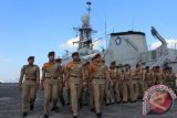 Sejumlah Taruna Akademi Angkatan Laut (AAL) Angkatan 61 mengikuti Latihan dan Praktek (Lattek) Jalayudha 2015 di Pangkalan Utama TNI Angkatan Laut (Lantamal) IX/Ambon, Maluku, Kamis (12/11). Sebanyak 90 Taruna AAL Angkatan 61 tersebut singgah di Ambon dengan KRI Ki Hajar Dewantara-364 dan KRI Teluk Banten-516 dalam rangka Lattek Jalayudha 2015. ANTARAFOTO/Izaac Mulyawan/aww/15.