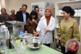 Menkes Nila F Moeleok (kanan) mengamati ruang laboratorium ketika mengunjungi Institute of Tropical Disease (ITD) di Rumah Sakit Universitas Airlangga (Unair) Surabaya, Jawa Timur, Sabtu (14/11). Kunjungan tersebut sebagai rangkaian dalam melihat kesiapan rumah sakit dalam menangani beberapa kasus penyakit. ANTARA FOTO/M Risyal Hidayat/wdy/15