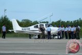 Pilot pesawat Cessna N 96706 asal Amerika Serikat James Patrick Murphy berada di dekat pesawatnya dikawal anggota satuan Lanud, di Bandara Juwata Tarakan, Kalimantan Utara, Sabtu (14/11). Pilot tersebut merupakan pilot yang diturunkan paksa ketika memasuki wilayah Teritorial kedaulatan NKRI tanpa dilengkapi dokumen penerbangan dan saat ini telah mendapatkan izin lepas landas oleh Kementerian Perhubungan karena sudah melengkapi dokumen penerbangan dan membayar denda. ANTARA FOTO/Fadlansyah/wdy/15.