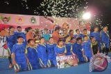 Wali Kota Kediri Abdullah Abu Bakar menyerahkan hadiah pada juara I pertandingan sepak bola U-15 Piala Wali Kota Kediri 2015 di Stadion Brawijaya, Kediri, Jawa Timur, Minggu (15/11). SMPN 3 Kota Kediri berhasil lolos menjadi juara setelah mengalahkan lawannya SSB Putra Indonesia lewat adu penalti dengan skor 5-4. Pertandingan itu digelar guna mencari bibit unggul dan berprestasi dalam bidang olahraga sepak bola. Antara Jatim/Foto/Asmaul Chusna/15