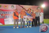 Wali Kota Kediri Abdullah Abu Bakar menyerahkan penghargaan pada top score setelah final pertandingan sepak bola U-15 Piala Wali Kota Kediri 2015 di Stadion Brawijaya, Kediri, Jawa Timur, Minggu (15/11) malam. Pertandingan itu digelar guna mencari bibit unggul dan berprestasi dalam bidang olahraga sepak bola. Antara Jatim/Foto/Asmaul Chusna/15