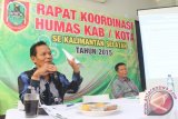 Ketua KPID Kalsel Milyani menyampaikan paparan di saksikan Kepala Biro Humas Heriansyah dalam Rakor Kehumasan Kabupten dan Kota se Kalsel, Kamis (12/11). Foto Antaranews Kalsel/Herry Murdy Hermawan