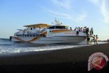 Kapal wisata Marina Srikandi 18 mendarat di Pantai Boom, Banyuwangi, Jawa Timur, Minggu (15/11). Kapal wisata yang dioperasikan untuk mengakut wisatawan dan juga sebagai alat transportasi umum dengan rute Jimbaran Bali ke Pantai Boom Banyuwangi tersebut, resmi dibuka dengan ditandai selamatan di atas kapan dan akan beroperasi mulai 15 november dengan tarif Rp375 ribu pulang-pergi. Antara Jatim/Budi Candra Setya/zk/15.