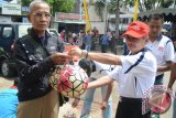 Kadispora Balangan Hifnie Effendie (kanan) menyerahkan bantuan bola gratis kepada perwakilan karang taruna serta sekolah yang ada di delapan kecamatan di Balangan, pada program 1000 bola gratis yang dipelopori KONI Balangan, di terminal Paringin, Sabtu (14/11). Antaranews Kalsel/Roly Supriadi.