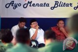 Calon Tunggal Bupati Blitar Rijanto (Tengah) berdialog dengan sejumlah kepala desa dalam kegiatan kampanye dialogis di Blitar, Jawa Timur, Senin (16/11). Dalam kegiatan yang diikuti sebanyak 220 kepala desa tersebut, pasangan calon tunggal bupati dan wakil bupati blitar Rijano-Marhaenis menyampaikan visi dan misinya terkait pembangunan dan pemeberdayaan desa. Antara Jatim/Irfan Anshori/zk/15