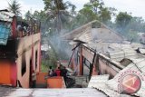 Petugas pemadam bersama warga memadamkan sisa api saat terjadi kebakaran  asrama milik Yayasan Panti Asuhan Anak Yatim, di desa Cot Irie, Banda Aceh, Senin (16/11).  Kobaran api dengan cepat menghangus seluruh buku pelajaran, kasur, meja dan pakaian milik anak yatim, tidak ada korban jiwa dalam musibah tersebut, sementara penyebab kebakaran masih dalam penyelidikan polisi dan kerugian ditaksir miliran rupiah. ACEH.ANTARANEWS.COM/Ampelsa/15