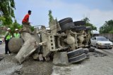 Petugas kepolisian memeriksa truk molen yang mengalami kecelakaan tunggal di jalan jalur pantura Kudus-Demak di desa Tanjungkarang, Jati, Kudus, Jawa Tengah, Minggu (15/11). Kecelakaan tersebut menyebabkan sedikit kemacetan di jalur itu serta sopir mengalami luka berat di bagian kepala. ANTARA FOTO/Yusuf Nugroho/pras/15.