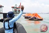 Prajurit Satuan Komando Pasukan Katak (Satkopaska) Koarmatim melakukan komunikasi dengan petugas Kesatuan Penjagaan Laut dan Pantai (KPLP) Tanjung Perak Surabaya di lokasi tenggelamnya KM Wihan Sejahtera di Alur Perairan Barat Surabaya (APBS) Surabaya, Jawa Timur, Selasa (17/11). Kepala Staf (KS) Koarmatim Laksamana Pertama TNI Mintoro Yulianto menugaskan Satkopaska untuk memastikan keadaan aman pada lokasi tenggelamnya KM Wihan Sejahtera yang merupakan jalur keluar masuk nya Kapal Perang Republik Indonesia (KRI) khususnya Kapal Selam. Antara Jatim/M Risyal Hidayat/zk/15