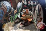 Perajin melayani pesanan alat seni jaran kepang atau kuda lumping berbahan bambu di Tulungagung, Jawa Timur, Selasa (17/11). Kerajinan kuda lumping khusus untuk kesenian jaranan tersebut dijual seharga Rp200 ribu dan Rp300 ribu dengan pemasaran ke beberapa kota di Jatim, Kalimantan dan Sumatera. Antara Jatim/Foto/Destyan Sujarwoko/zk/15