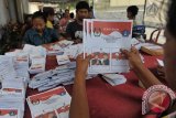 Sejumlah pekerja memeriksa surat suara untuk pemilihan kepala daerah (Pilkada) di Komisi Pemilihan Umum (KPU) Kabupaten Badung, Bali, Selasa (17/11).  Pilkada serentak pada 9 Desember 2015 yang digelar di Kota Madya Denpasar dan lima kabupaten lainnya di Bali, saat ini dalam tahapan persiapan logistik Pemilu sehingga awal Desember ditargetkan sudah siap. FOTO ANTARA/Nyoman Budhiana/i018/2015.