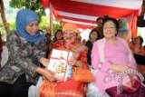 Menteri Sosial Khofifah Indar Parawansa (kiri) memberikan buku Profil Pahlawan Nasional kepada istri pahlawan nasional Sutomo atau Bung Tomo, Sulistina Sutomo (tengah) dan para istri Warakawuri saat mengunjungi kediaman keluarga Bung Tomo di Kota Wisata Cibubur, Bogor, Jawa Barat, Selasa (17/11). Dalam kunjungannya, Mensos memberikan bantuan berikut buku Profil Pahlawan Nasional kepada 65 keluarga Warakawuri dan 120 pejuang perintis kemerdekaan. (ANTARA FOTO/Indrianto Eko Suwarso)