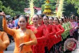 Sejumlah remaja putri berpakaian adat tradisional Jawa berjalan mengiringi arak-arakan tumpeng raksasa dalam ritual bersih nagari di Tulungagung, Jawa Timur, Rabu (18/11). Tradisi bersih nagari yang diwarnai pesta rakyat rebutan tumpeng buceng lanang dan buceng wadon itu digelar sebagai bentuk ruwatan daerah, memperingati hari jadi Kabupaten Tulungagung ke-810, mengacu prasasti Lawadan yang menandai terbentuknya cikal-bakal daerah tersebut semasa Kerajaan Daha, tertanggal 18 November 1205 Masehi. Antara Jatim/Foto/Destyan Sujarwoko/zk/15