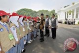 Presiden Joko Widodo (ketiga kanan) didampingi Mendikbud Anies Baswedan (kedua kanan) serta Menpora Imam Nahrawi (kanan) menyapa pelajar yang tergabung dalam Pengurus OSIS saat Pembukaan kegiatan Kawah Kepemimpinan Pelajar (KKP) 2015 di Halaman Istana Merdeka, Jakarta, Rabu (18/11). Dengan kegiatan Kawah Kepemimpinan Pelajar (KKP) yang diikuti 1.176 siswa dari seluruh Indonesia itu Presiden berharap peserta dapat terus berkembang menjadi pribadi yang berbudi pekerti. ANTARA FOTO/Yudhi Mahatma/wdy/15.