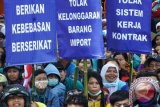 Buruh yang tergabung dalam FPR (Front Perjuangan Rakyat) menggelar aksi Unjukrasa di depan Kantor Pemda Jombang, Jawa Timur, Rabu (18/11). Buruh menolak UMK (Upah Minimum Kabupaten) 2016 yang diusukkan Bupati sebesar Rp 1.923.375 dan tetap menuntut kenaikan UMK sebesar Rp 2.115.000. Antara Jatim/Syaiful Arif/zk/15