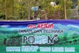 Warga membangun taman untuk penghijauan saat peringatan Hari Menanam Pohon Indonesia dan Bulan Menanam Nasional di kawasan pelabuhan perikanan Lampulo, Banda Aceh, Kamis (19/11). Gerakan menanam pohon yang dicanangkan di kawasan pantai itu ditujukan untuk penghijauan terutama kawasan pesisir yang masih gersang akibat kerusakan tsunami lalu. ANTARA FOTO/Ampelsa/foc/15.