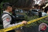 Petugas Kepolisian memasang garis polisi di area panjat dinding setinggi 15 meter milik Federasi Panjat Tebing Indonesia yang roboh dan menimpa sejumlah mobil akibat angin puting beliung di Kota Kediri, Jawa Timur, Jumat (20/11). Sejumlah fasilitas publik di berbagai titik di Kota Kediri mengalami kerusakan akibat terjangan angin puting beliung disertai hujan deras selama 15 menit. Antara Jatim/Prasetia Fauzani/zk/15