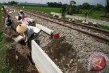 Pekerja memasang tembok pengaman rel Kereta Api di Ngronggo, Kota Kediri, Jawa Timur, Jumat (20/11). PT Kereta Api Indonesia Daop 7 membangun tembok pengaman jalur kereta api di sejumlah titik rawan longsor akibat kontur tanah yang kurang stabil. Antara Jatim/Prasetia Fauzani/zk/15