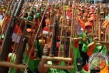 Sejumlah pelajar memainkan alat musik angklung saat acara Angklung's Day 2015 di halaman Gedung Sate, Bandung, Jawa Barat, Sabtu (21/11). Acara yang diadakan setiap tahun sekali ini melibatkan sedikitnya 5.000 pemain angklung untuk memeriahkan hari angklung sebagai The Representative List of the Intangible Cultural Heritage of Humanity oleh UNESCO. ANTARA FOTO/Novrian Arbi/wdy/15.