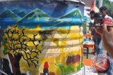 Sejumlah siswa SMA dan SMK di Bogor mengikuti lomba melukis tong sampah dalam Festival Pasar Rakyat di Pasar Kebon Kembang, Kota Bogor, Jawa Barat, Sabtu (21/11). Kegiatan dalam rangka kampanye nasional Jelajah Pasar Rakyat Nusantara tersebut bertujuan untuk membangun kreativitas siswa dan kesadaran warga untuk membuang sampah pada tempatnya sehingga pasar tradisional menjadi bersih. ANTARA FOTO/Arif Firmansyah/wdy/15.