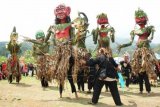 Peserta Wayang Landung pawai meramaikan acara 