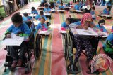 Anak berkebutuhan khusus dari Sekolah Dasar Luar Biasa (SDLB) mengikuti lomba mewarna dalam rangka memperingati Hari Disabilitas Internasional yang jatuh pada tanggal 3 Desember  2015 di Lapangan Blang Padang, Banda Aceh, Minggu (22/11). Lomba mewarna yang digelar Dinas Sosial itu, bertujuan meningkatkan kreativitas dan produktivitas anak serta masyarakat inklusi melalui undang-undang disabilitas dan strategi multi sektoral. ACEH.ANTARANEWS.COM/Ampelsa/15
