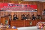 Menjelang berakhirnya tahun 2015, DPRD Kabupaten Sintang mengesahkan sembilan dari 10 Rancangan Peraturan Daerah (Raperda) yang diusulkan pemerintah kabupaten setempat. Pengesahan kesembilan Raperda tersebut dilakukan dalam rapat paripurna ke-8 DPRD Kabupaten Sintang masa persidangan III tahun 2015, pada Selasa (17/11). (Faiz)