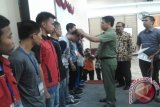 Tanjung, 24/11 - Asisten bidang pemerintahan Sekretariat Daerah Kabupaten Tabalong, Arianto menyerahkan medali kepada pemenang Lomba Kompetensi Siswa (LKS) tingkat Provinsi Kalsel. Penyerahan medali dan hadiah kepada pemenang LKS tingkat Provinsi Kalsel juga dihadiri Kabid Dikmen Dinas Pendidikan Provinsi Kalsel Kusnanda.Foto:Antara/Herlina Lasmianti