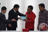 Ketua DPP Bidang Pembangunan Manusia dan Kebudayaan PDIP Andreas Hugo Pareira menerima cenderamata dari Delegasi Shenzhen yang dipimpin Komite Tetap Partai Kota Shenzhen Tian FU (kedua kiri) disaksikan Wakil Gubernur DKI Djarot Saiful Hidayat (kanan) usai melakukan pertemuan di Kantor DPP PDIP, Jakarta, Selasa (24/11). Kedatangan Delegasi Shenzhen ke markas Partai Demokrasi Indonesia Perjuangan itu untuk membahas pembangunan Rumah Soekarno di Kota Shenzhen, Tiongkok, yang akan memperkuat kerjasama antara Indonesia-Tiongkok. ANTARA FOTO/Hafidz Mubarak A./wdy/15