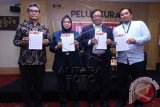 Pelaksana tugas (Plt) Pimpinan KPK Johan Budi (kiri) bersama Redaktur Pelaksana buku jurnal anti korupsi Sjamsiar Sjamsudin (kedua kiri), Mitra Bestari Gunarto (kedua kanan) dan Redaktur Pelaksana Feri Amsori (kanan) berfoto bersama usai peluncuran buku jurnal anti korupsi berjudul Integritas di Gedung KPK, Jakarta, Selasa (24/11). Buku tersebut diterbitkan untuk sebuah wadah yang dapat menampung sekaligus mengkomunikasikan penelitian, kajian dan buah pemikiran teoritis maupun konseptual di bidang anti korupsi. ANTARA FOTO/Rivan Awal Lingga/wdy/15