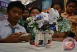 Sejumlah siswa melihat robot Darwin mini karya siswa SMAN 1 Sidoarjo yang dipamerkan dalam Sidoarjo Education Expo (Siedex) 2015 di Gelora Sidoarjo, Jawa Timur, Rabu (25/11). SIEDEX 2015 mengambil tema 'Wahana unjuk keterampilan yang bermutu dan kompetitif dalam rangka mempersiapkan pemberlakuan Masyarakat Ekonomi ASEAN (MEA)' setiap sekolah memamerkan dan menampilkan semua potensi, prestasi dan keunggulannya dalam bidang pendidikan. Antara Jatim/Umarul Faruq/zk/15
