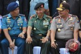 Komandan Garnisun Tetap (Dan Gartap) III/Surabaya (Pangdam V/Brawijaya) Mayjen TNI Sumardi (tengah) bercengkerama dengan Panglima Komando Armada RI Kawasan Timur (Pangarmatim) Laksamana Muda TNI Darwanto (kiri) serta Kapolda Jatim Irjen Pol Anton Setiadji (kanan) usai Apel Gabungan TNI-POLRI Wilayah Kogartap III/Surabaya di Lapangan Laut Maluku Kesatrian Bumimoro Kobangdikal, Surabaya, Jawa Timur, Kamis (26/11). Kegiatan yang diikuti oleh pejabat TNI-Polri serta pejabat Forum Pimpinan Daerah (Forpimda) se-jatim tersebut mengangkat tema Kebersamaan Prajurit TNI–Polri dan Pemda Adalah Wujud Soliditas Dalam Menciptakan Stabilitas Keamanan Wilayah Jawa Timur. Antara Jatim/Didik Suhartono/zk/15