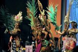 Sejumlah seniman membawakan tarian Kelapa Sawit saat pembukaan Konferensi Minyak Sawit (IPOC) 2015 di Nusa Dua, Bali, Kamis (26/11). Konferensi dua hari itu diikuti lebih dari seribu peserta dari 22 negara produsen minyak sawit untuk membahas berbagai tantangan ke depan dalam industri minyak sawit secara berkelanjutan sekaligus membahas prospek harga pada tahun 2016. ANTARA FOTO/Nyoman Budhiana/i018/2015.